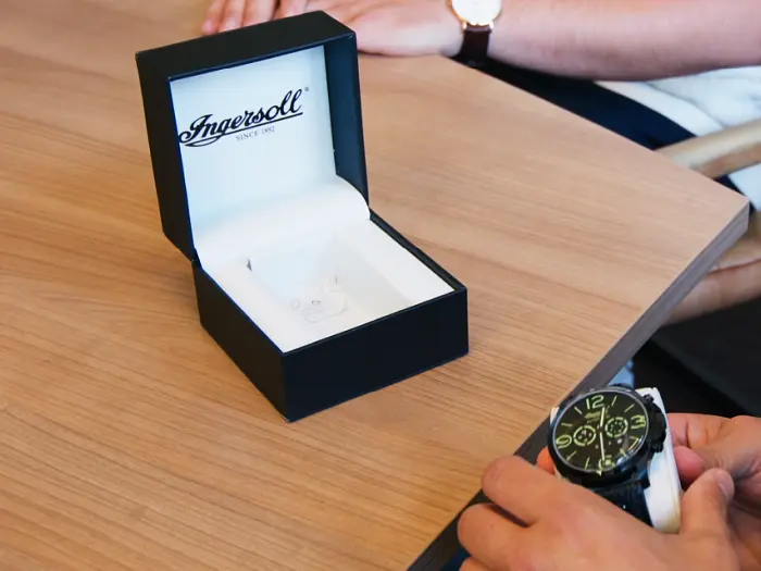 XMBO Trading kauft Restbestände und Überbestände