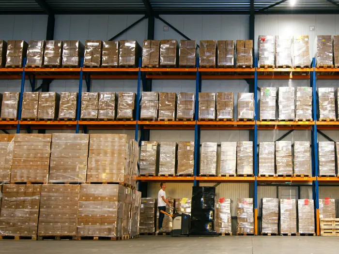 XMBO Trading kauft Überbestände